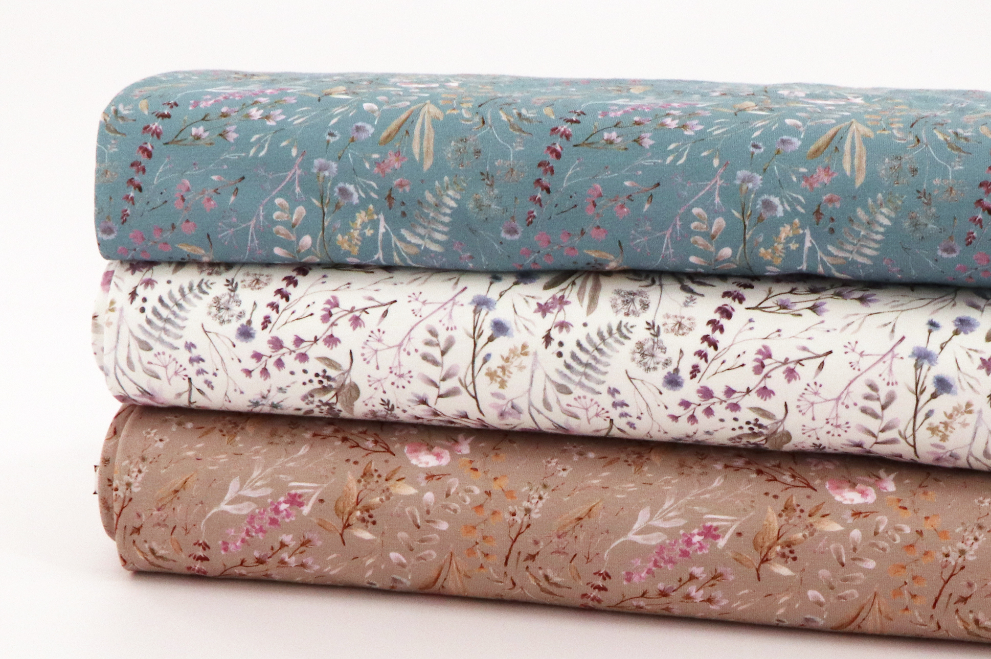 Jersey di cotone, fiori di prato ed erbe su sabbia