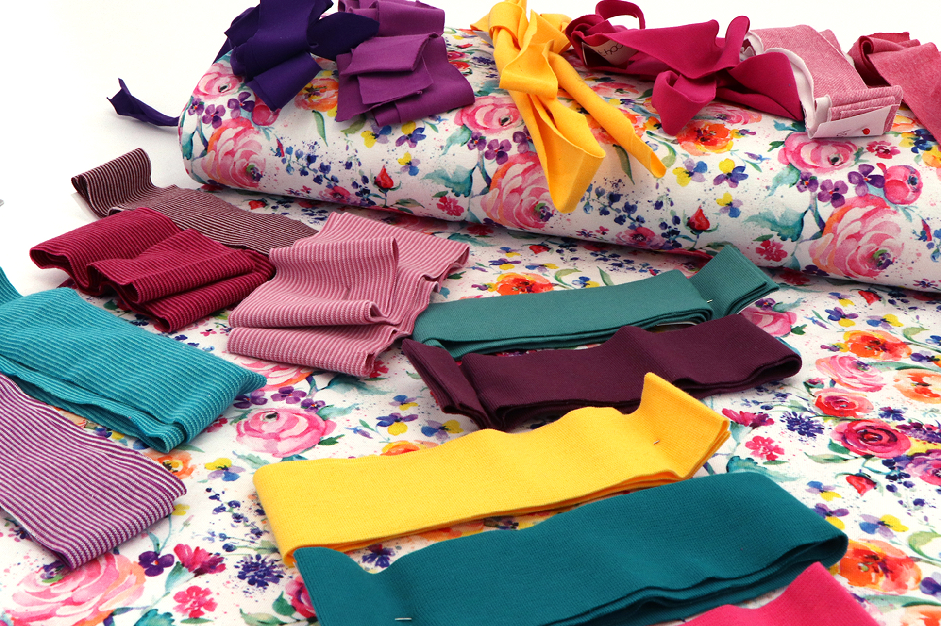 Jersey di cotone, fiori colorati su bianco